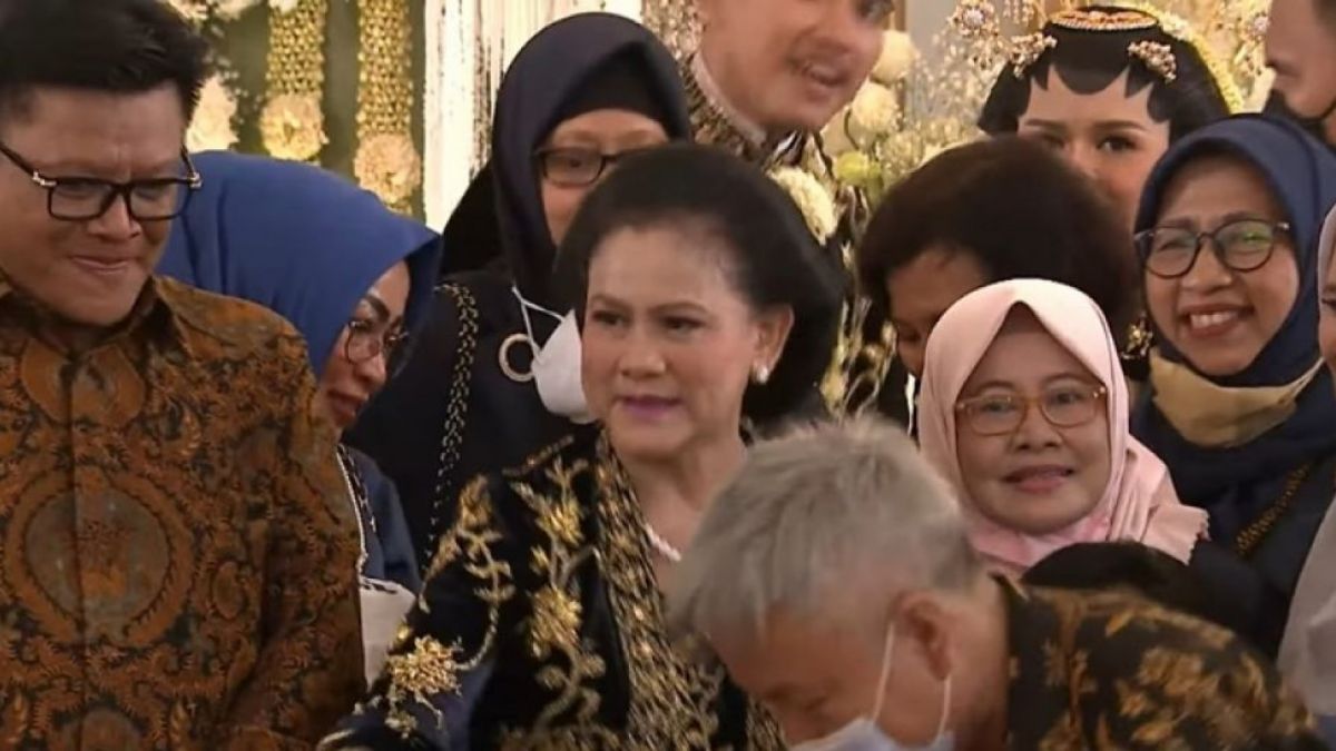 Momen kehebohan teman-teman lama Iriana Jokowi yang mendadak reunian di Pelaminan Kaesang-Erina. [YouTube Presiden Joko Widodo]