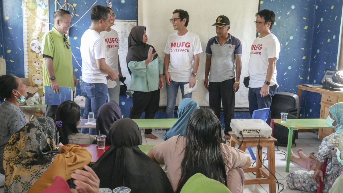MUFG Bank Executive Officer Country Head of Indonesia Kazushige Nakajima, didampingi Tim dan Habitat for Humanity Indonesia Abraham Tulung menyapa salah satu peserta pelatihan literasi keuangan. [SuaraSerang/Wawan Kurniawan]
