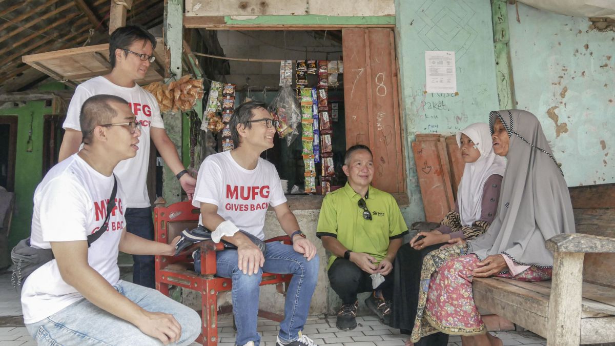 MUFG Bank Executive Officer Country Head of Indonesia Kazushige Nakajima, didampingi Tim dan Habitat for Humanity Indonesia berbincang bersama pemilik warung penerima manfaat Program Renovasi Warung. [SuaraSerang/Wawan Kurniawan]
