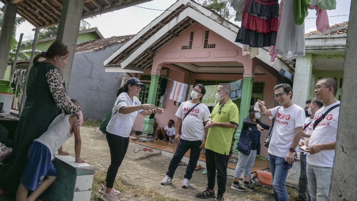 MUFG Bank Executive Officer Country Head of Indonesia Kazushige Nakajima, didampingi Tim dan Habitat for Humanity Indonesia berbincang bersama pemilik warung penerima manfaat Program Renovasi Warung. [SuaraSerang/Wawan Kurniawan]