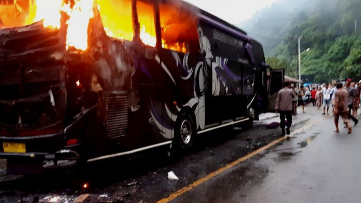 Bus pariwisata membawa rombongan istri anggota DPRD Kuansing terbakar di Sawahlunto, kronlogi