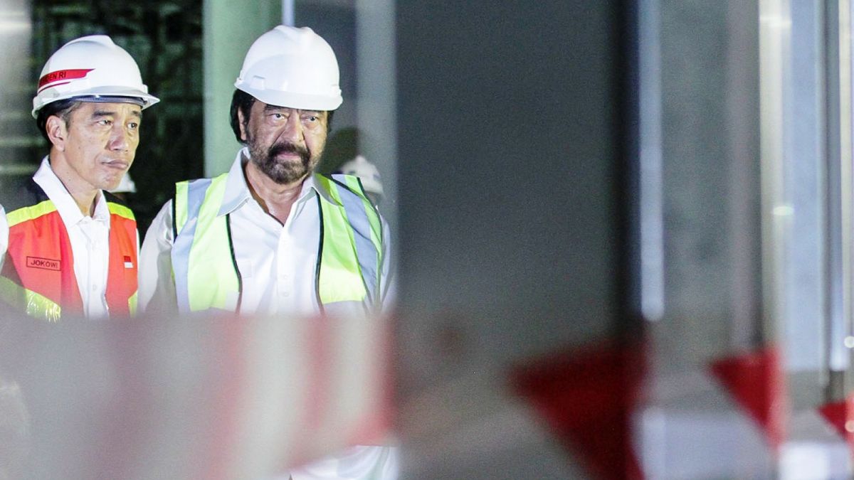 Presiden Joko Widodo (Jokowi) bersama dengan Ketua Partai Nasdem Surya Paloh  meninjau proyek pembangunan Mass Rapid Transit (MRT) di kawasan Bundaran HI, Jakarta pada Rabu (7/3/18). [suara.com/Kurniawan Mas'ud]