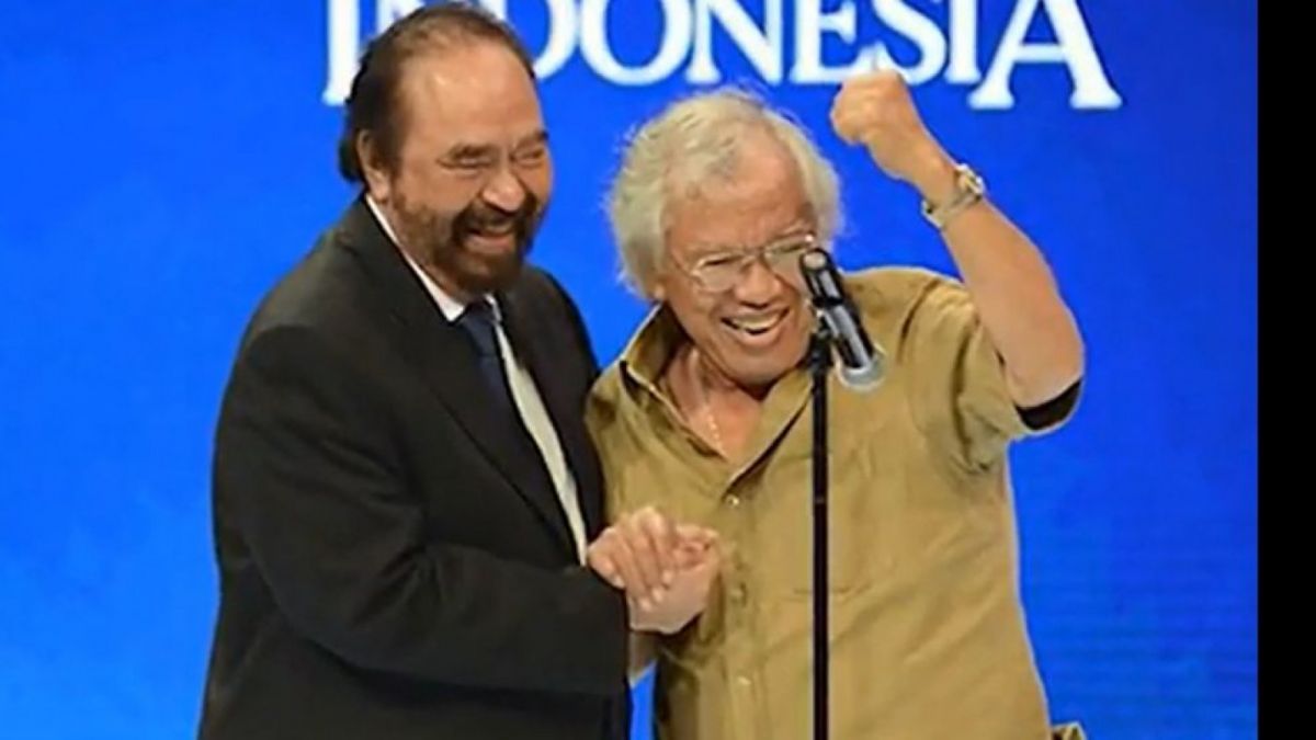 Tangkapan layar Panda Nababan dan Surya Paloh berswafoto. [Twitter/@MurtadhaOne1]