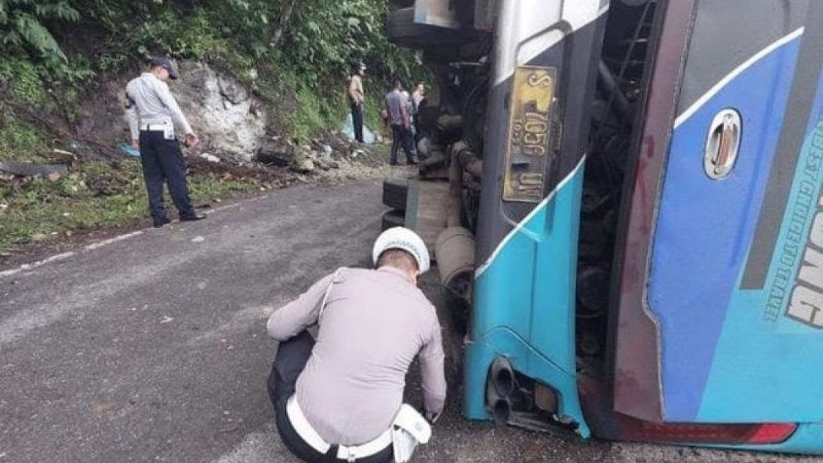 Anggota Satlantas Polres Padang Panjang melakukan olah TKP bus rombongan mahasiswa kampus Unri kecelakaan di Sumatera Barat, tepatnya di Silaiang Bawah, Kecamatan Padang Panjang Barat, Senin 19 Desember, 2022. [Pujud/Teraskabar.com]