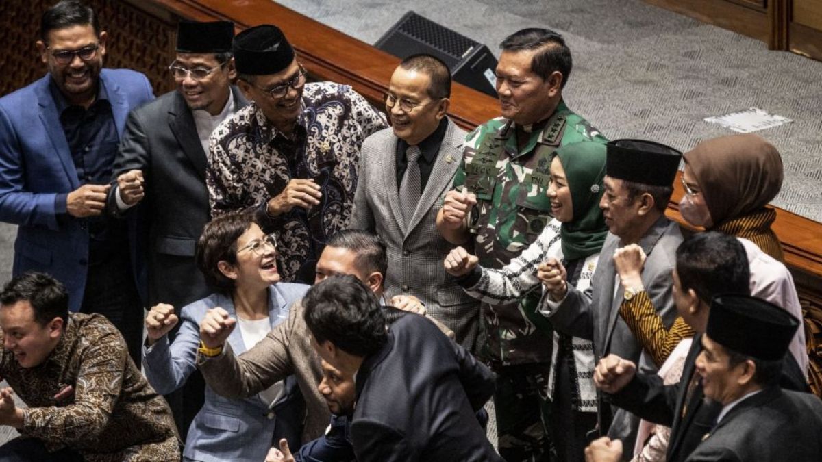 Calon Panglima TNI Laksamana TNI Yudo Margono foto bersama anggota DPR RI [ANTARA FOTO/Aprillio Akbar]