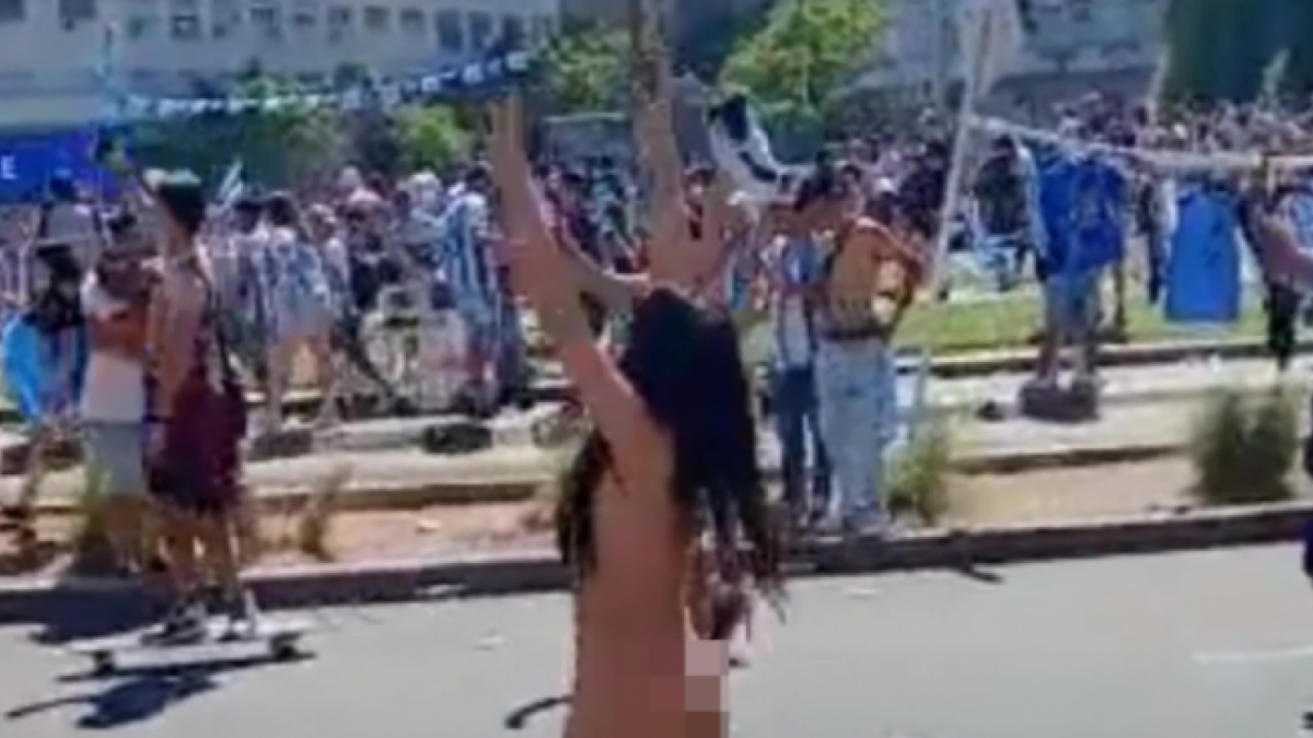 Wanita misterius tampil bugil di pesta kemenangan Argentina. [The Sun]