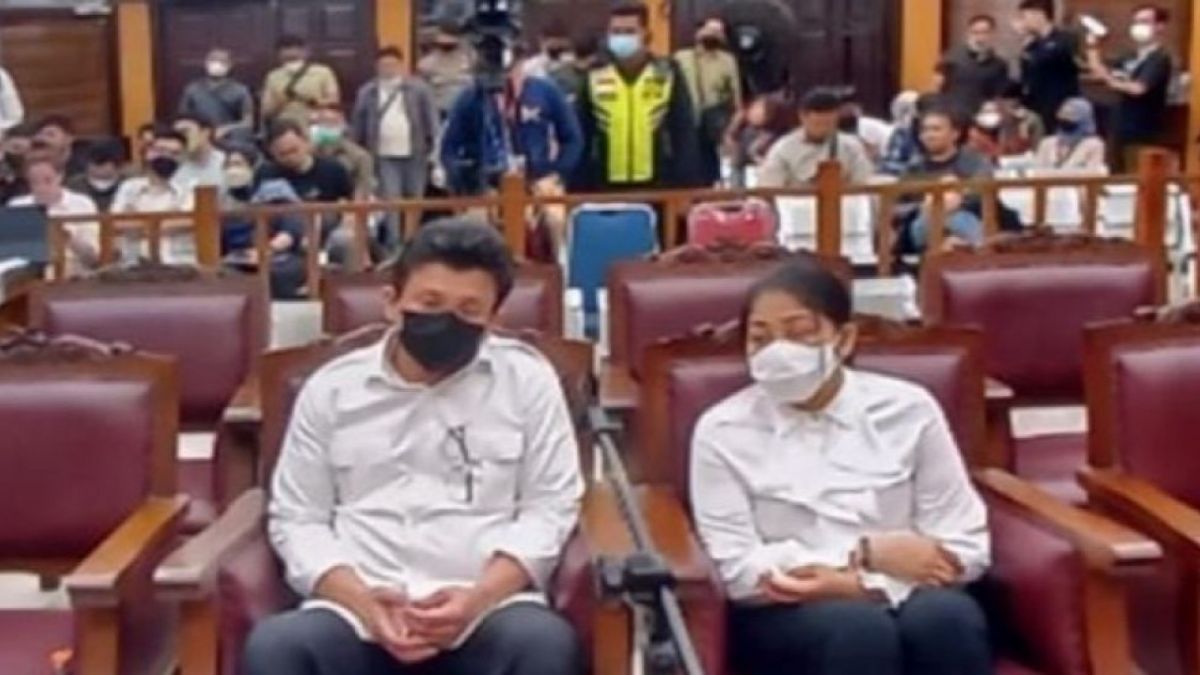 Ferdy Sambo dan Putri Candrawathi dalam sidang Selasa (6/12/2022) di Pengadilan Negeri Jakarta Selatan. [Suara.com/Yosea Arga]