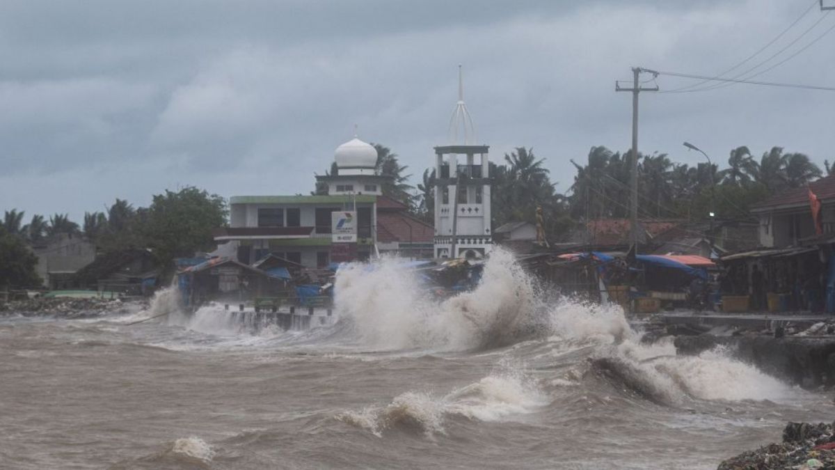 Gelombang tinggi disertai angin kencang menerjang kawasan tersebut di Teluk Labuan, Pandeglang, Banten, Minggu (6/2/2022). [ANTARA FOTO/Muhammad Bagus Khoirunas]
