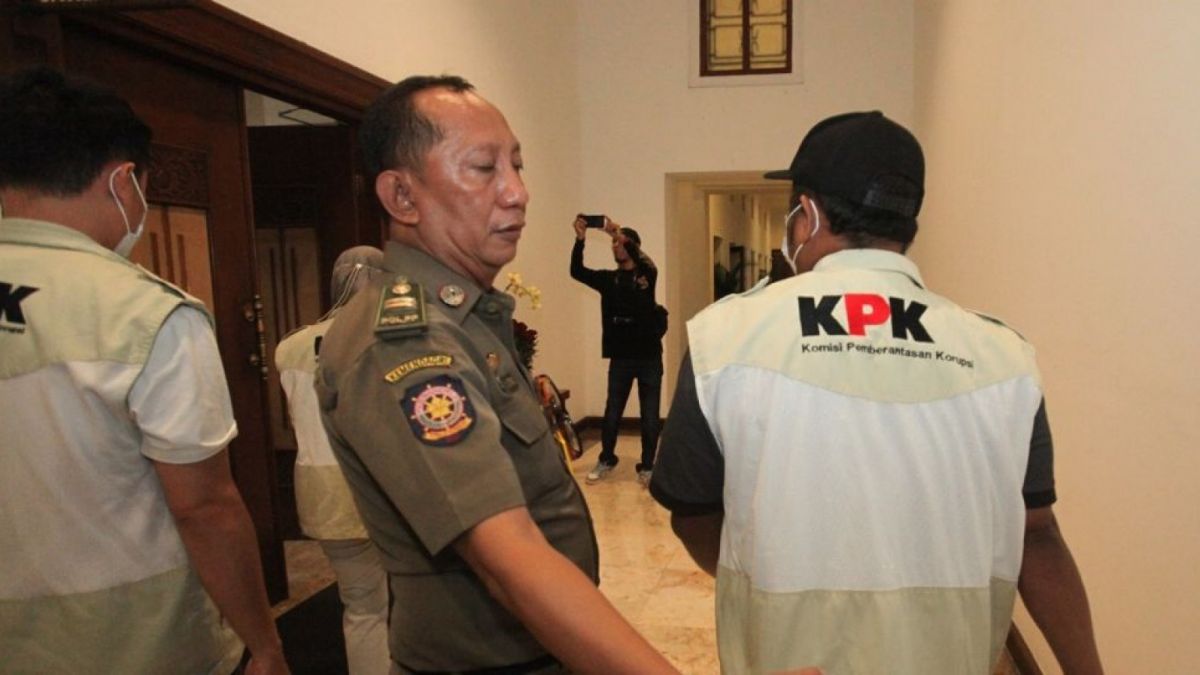 penyidik KPK melakukan penggeledahan di kantor Gubernur Jatim [ANTARA FOTO/Didik Suhartono]