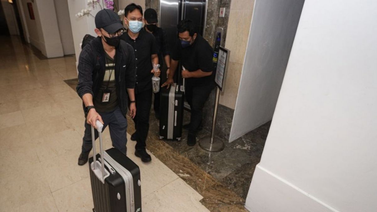 penyidik KPK melakukan penggeledahan di kantor Gubernur Jatim [ANTARA FOTO/Didik Suhartono]