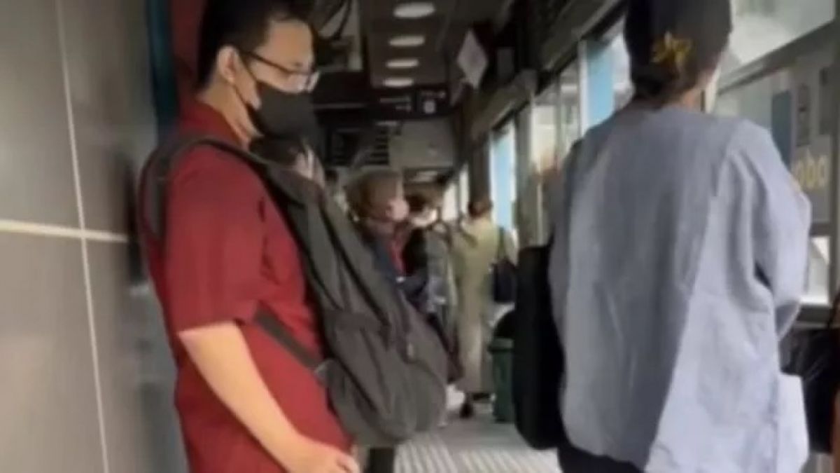 seorang-pria-kedapatan-merekam-bokong-wanita-di-halte-transjakarta-jalan-s-parman-jakbar [@lensa_berita_jakarta]