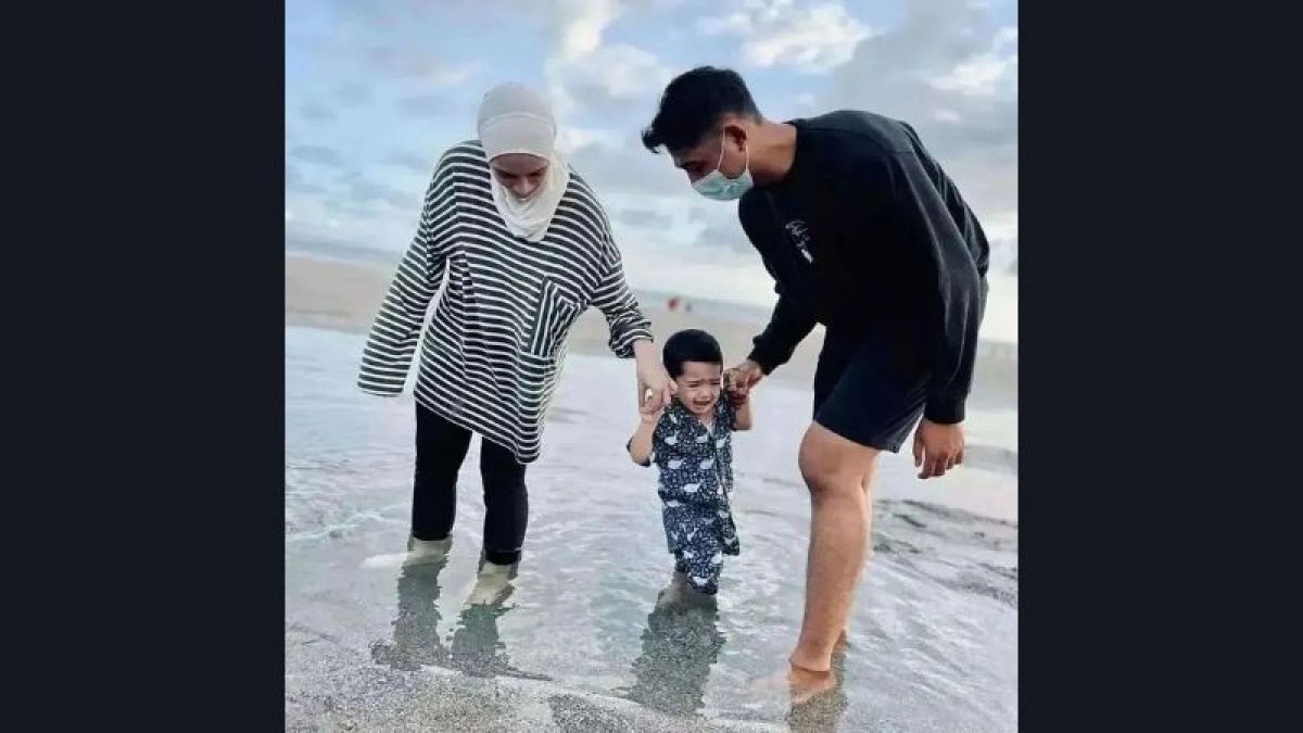 Arya Saloka-Putri Anne dan putranya yang saat bermain bareng di pantai [Instagram]