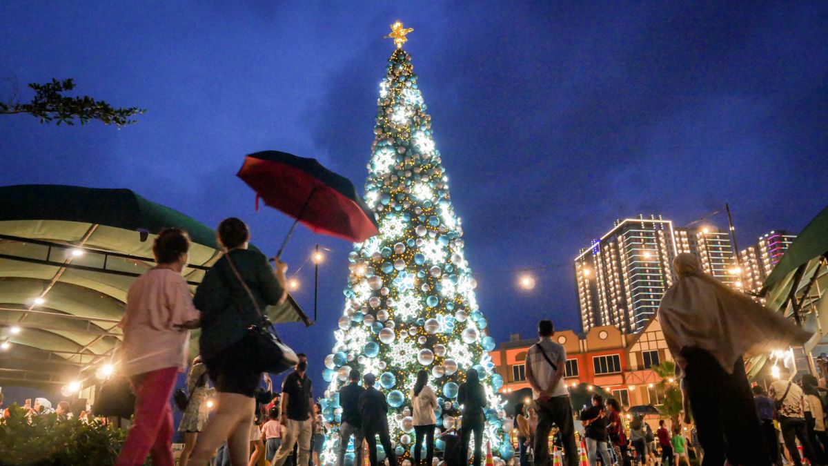 Warga memadati kawasan La Riviera yang merupakan salah satu pulau reklamasi saat hari raya Natal, di Pantai Indah Kapuk (PIK 2), kabupaten Tangerang, Banten, Minggu (25/12/2022). [SuaraSerang/Wawan Kurniawan]