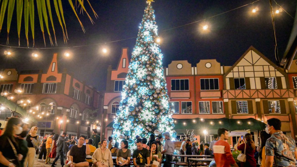 Warga memadati kawasan La Riviera yang merupakan salah satu pulau reklamasi saat hari raya Natal, di Pantai Indah Kapuk (PIK 2), kabupaten Tangerang, Banten, Minggu (25/12/2022). [SuaraSerang/Wawan Kurniawan]