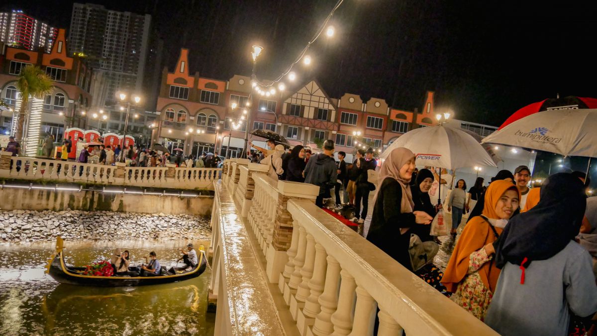 Warga memadati kawasan La Riviera yang merupakan salah satu pulau reklamasi saat hari raya Natal, di Pantai Indah Kapuk (PIK 2), kabupaten Tangerang, Banten, Minggu (25/12/2022). [SuaraSerang/Wawan Kurniawan]