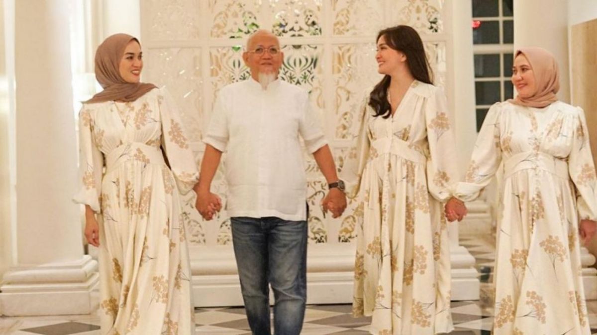 Shandy Aulia dan keluarganya. [Instagram/shandyaulia]