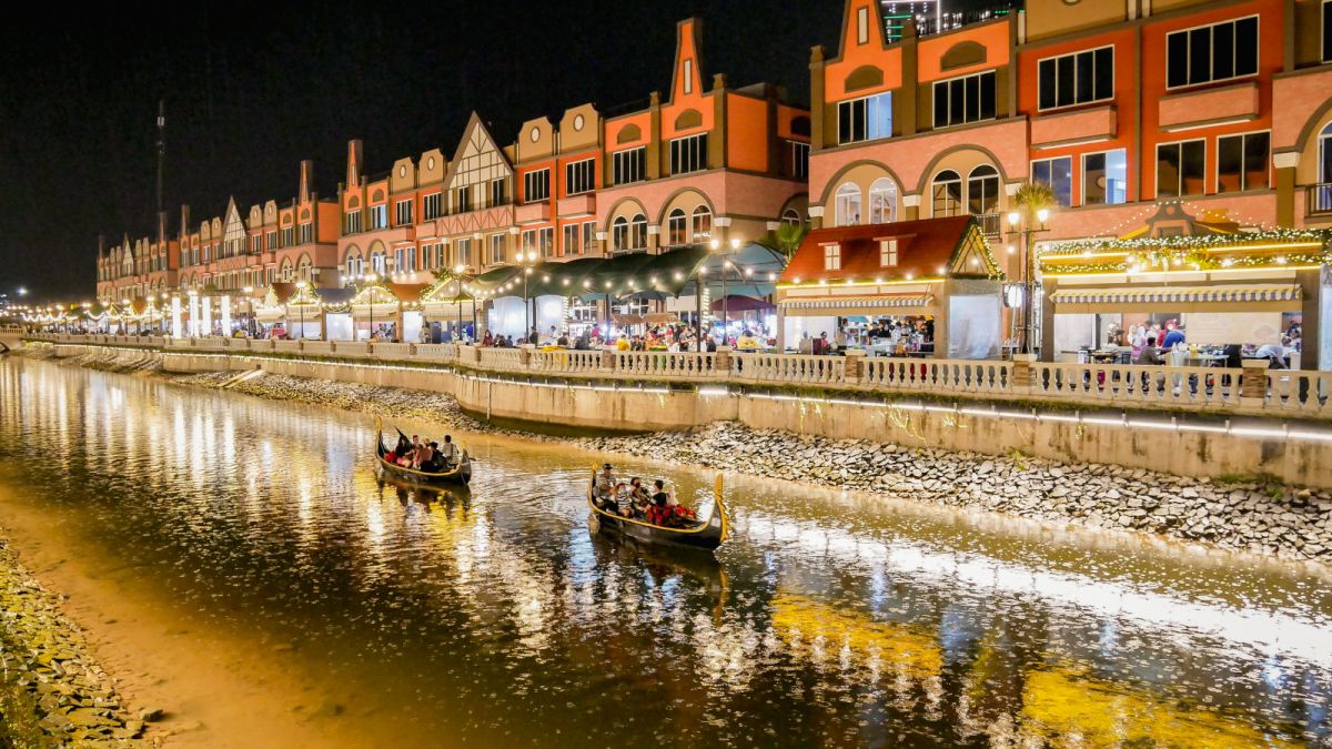 Warga menaiki perahu di kawasan La Riviera yang merupakan salah satu pulau reklamasi saat hari raya Natal, di Pantai Indah Kapuk (PIK 2), kabupaten Tangerang, Banten, Minggu (25/12/2022). [SuaraSerang/Wawan Kurniawan]