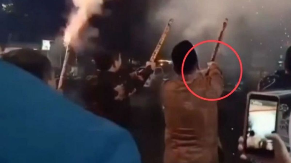 Wabup Kaur Herlian Muchrim saat petasan atau kembang api gagal mengudara [Istimewa]