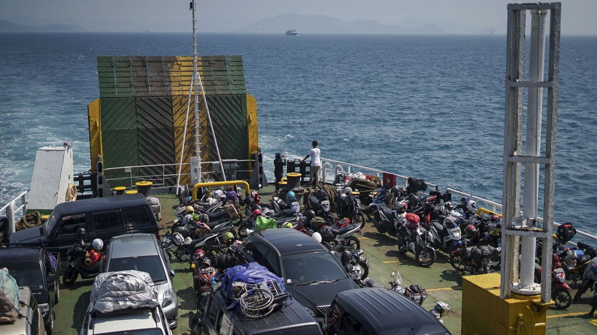 Ilustrasi Suasana penyeberangan Merak-Bakauheni dari atas kapal Ferry di perairan selat Sunda, Banten. [SuaraSerang/Wawan Kurniawan]