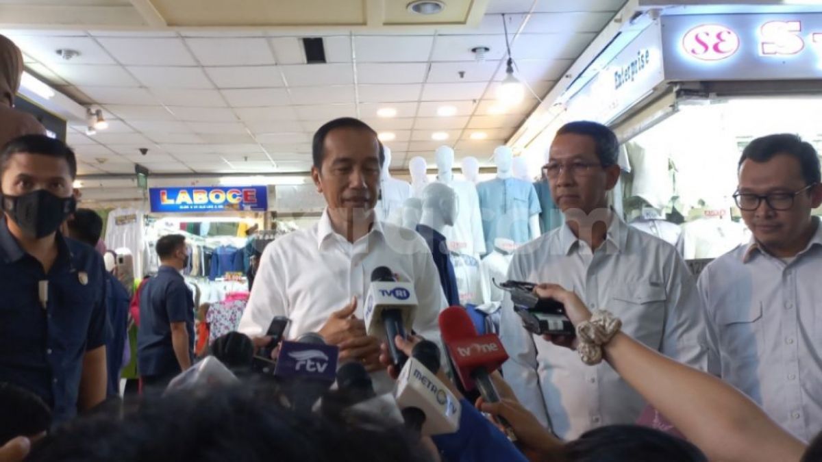 Jokowi tak lagi pakai masker di Pasar Tanah Abang, Senin (2/1/2023). [Suara.com/Ria]