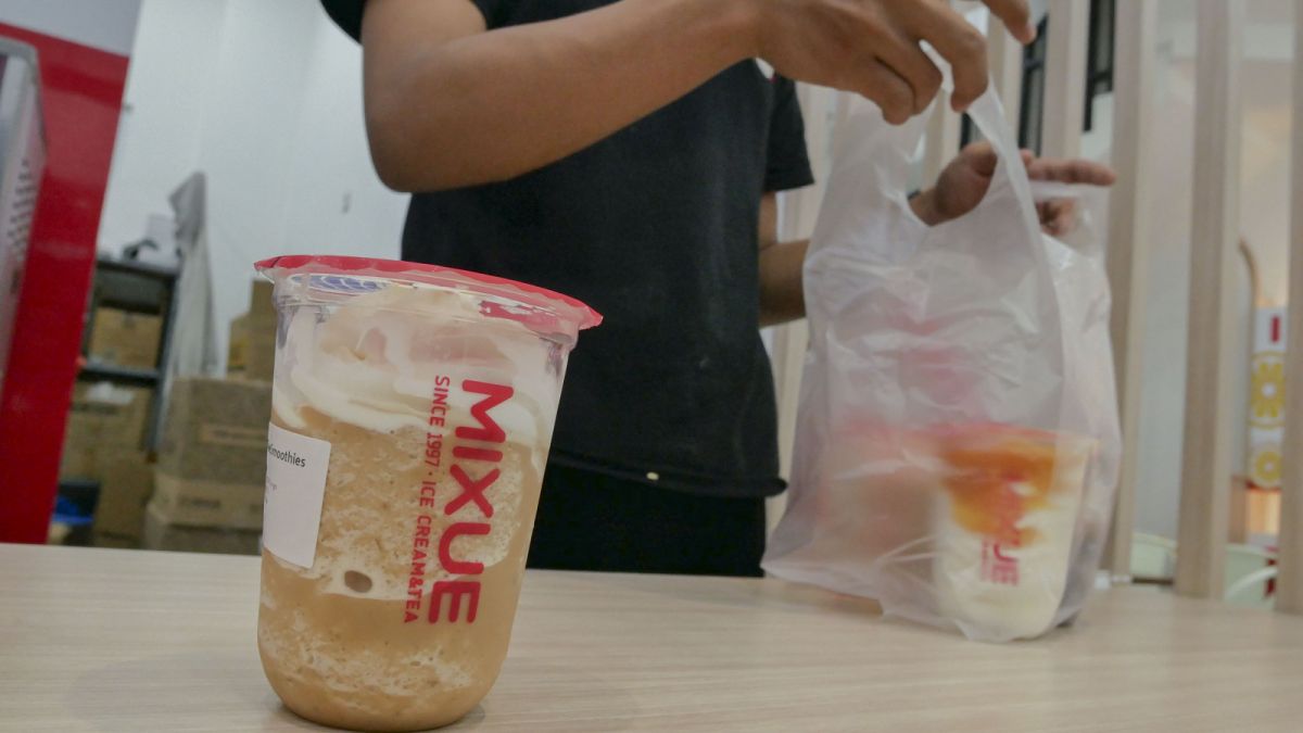 Petugas melayani pembeli saat melakukan pemesanan menu di gerai es krim Mixue di kawasan Harapan Kita, Tangerang, Selasa (3/1/2023) [SuaraSerang/Wawan Kurniawan]