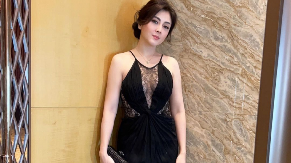 Dhena Adlhalia Devanka dengan gaun belahan terbuka lagi transparan [Instagram/@dhenaaldhaliadevanka]