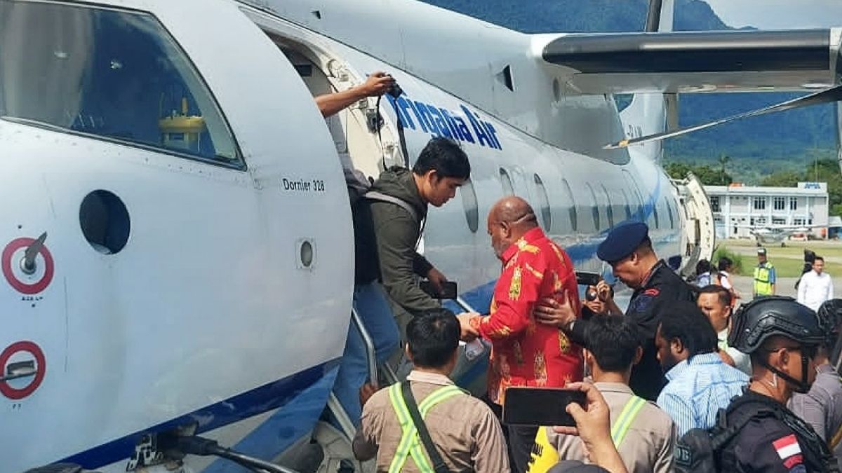 Tersangka Gubernur Papua, Lukas Enembe usai ditangkap KPK untuk diterbangkan ke Jakarta. [ist]