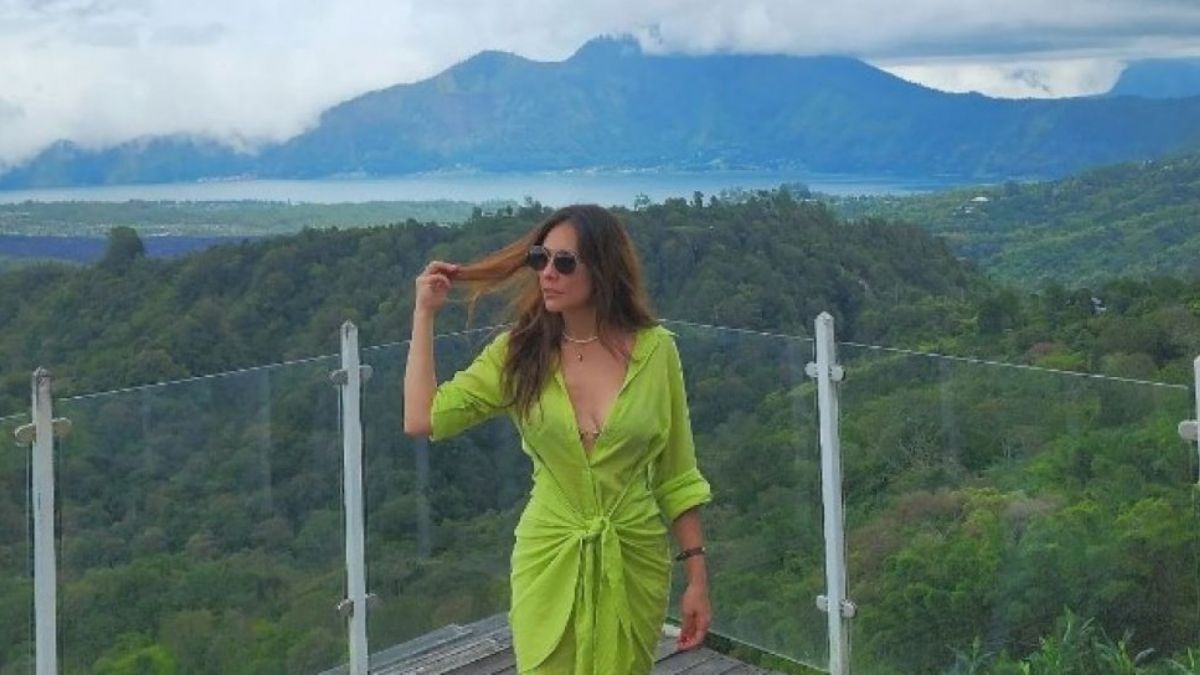 Wulan Guritno Unggah Foto Pakai Dress Seksi Dengan Belahan Dada Terbuka. [Instagram/@wulanguritno]