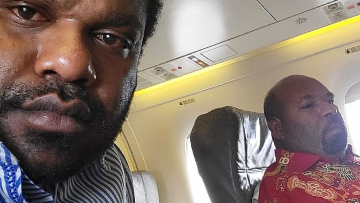 Tersangka Gubernur Papua, Lukas Enembe usai ditangkap KPK untuk diterbangkan ke Jakarta. [ist.]