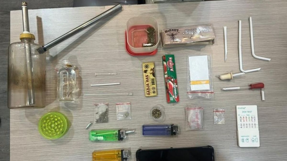 Penampakan barang bukti yang disita polisi saat menangkap aktor Revaldo terkait kasus narkoba. [istimewa]