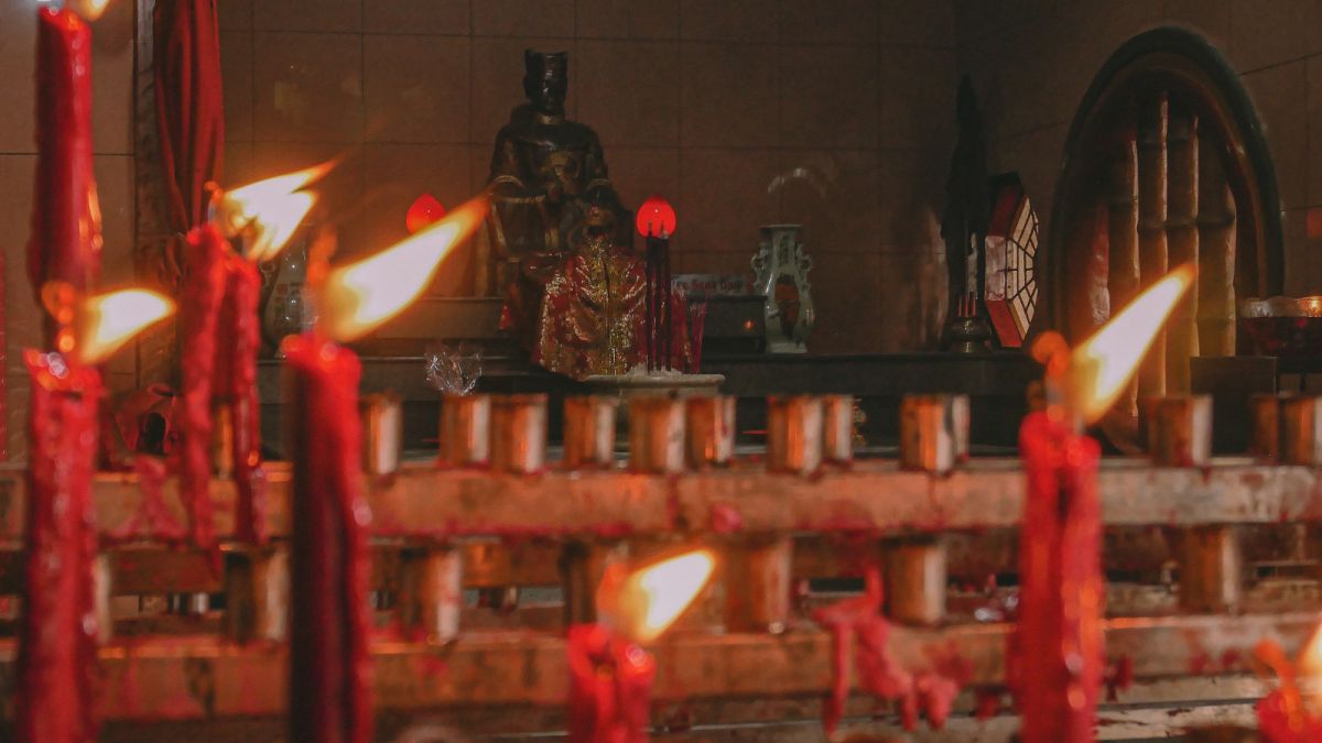 Altar Pemujaan Patung Dewa di Vihara Boen San Bio, Tangerang, Banten, Sabtu (14/1/2023). [SuaraSerang/Wawan Kurniawan]