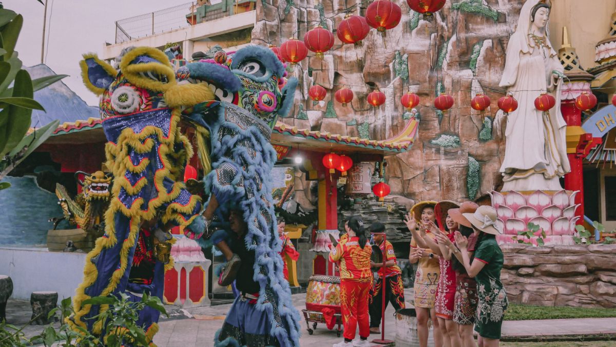 Pengunjung manyaksikan atraksi latihan barongsai di Vihara Boen San Bio, Tangerang, Banten, Sabtu (14/1/2023). [SuaraSerang/Wawan Kurniawan]