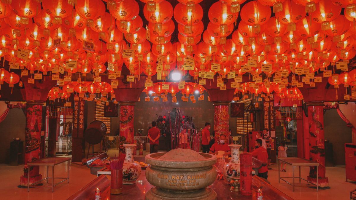 Suasana di dalam Vihara Boen San Bio, Tangerang, Banten, Sabtu (14/1/2023). [SuaraSerang/Wawan Kurniawan]