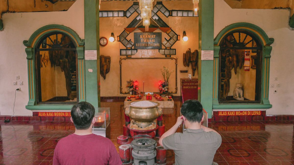 Warga etnis keturunan Tionghoa saat melakukan pemujaan di petilasan Raden Surya Kencana atau embah R.D Surya Kentjana  di Vihara Boen San Bio, Tangerang, Banten, Sabtu (14/1/2023). [SuaraSerang/Wawan Kurniawan]