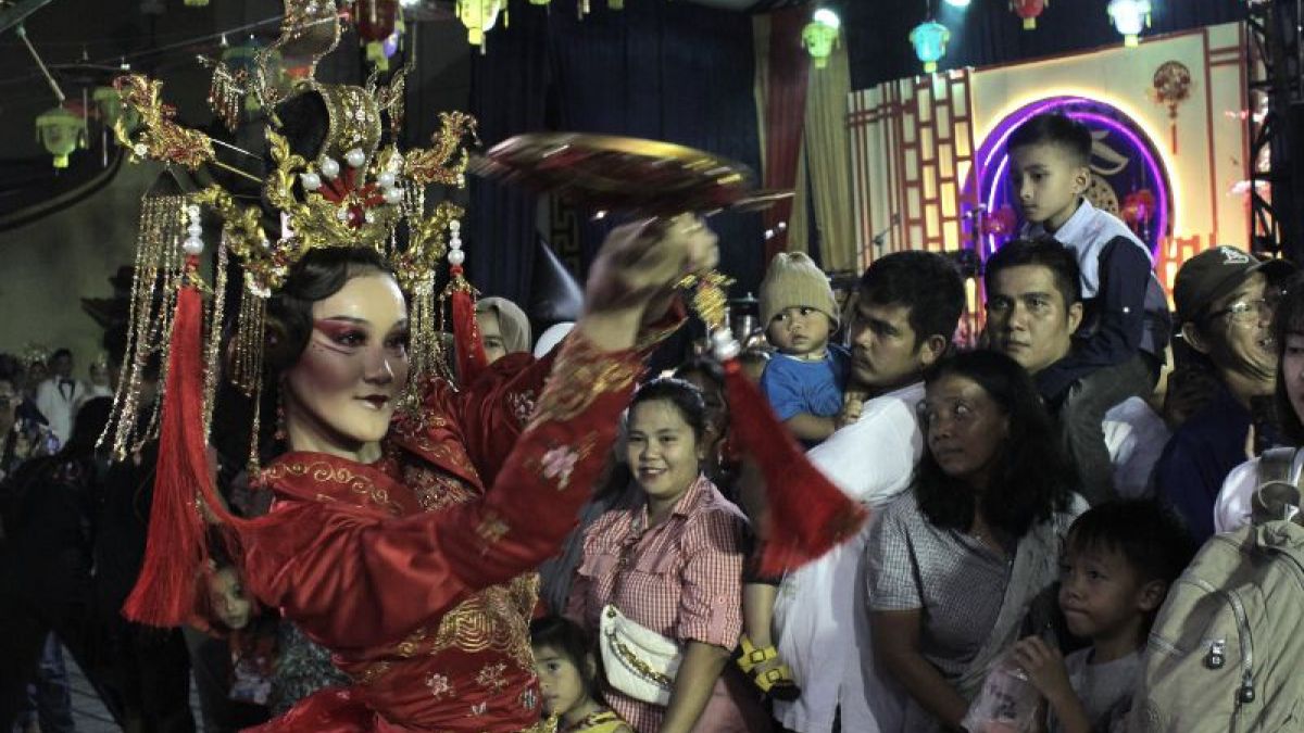 Penampilan peragaan busana Etnik di Padang, Sumatera Barat (Sumbar) di Pasar Malam Imlek 2574 di Kota Padang. [Kariadil Harefa/Teraskabar/Serang.Suara.com]