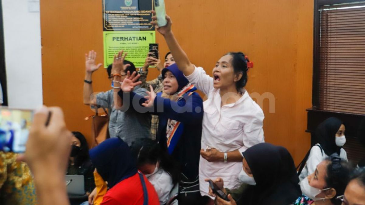 Pendukung Bharada E ; Penggemar Bharada E ; Fans Bharada E [Suara.com/Alfian Winanto]
