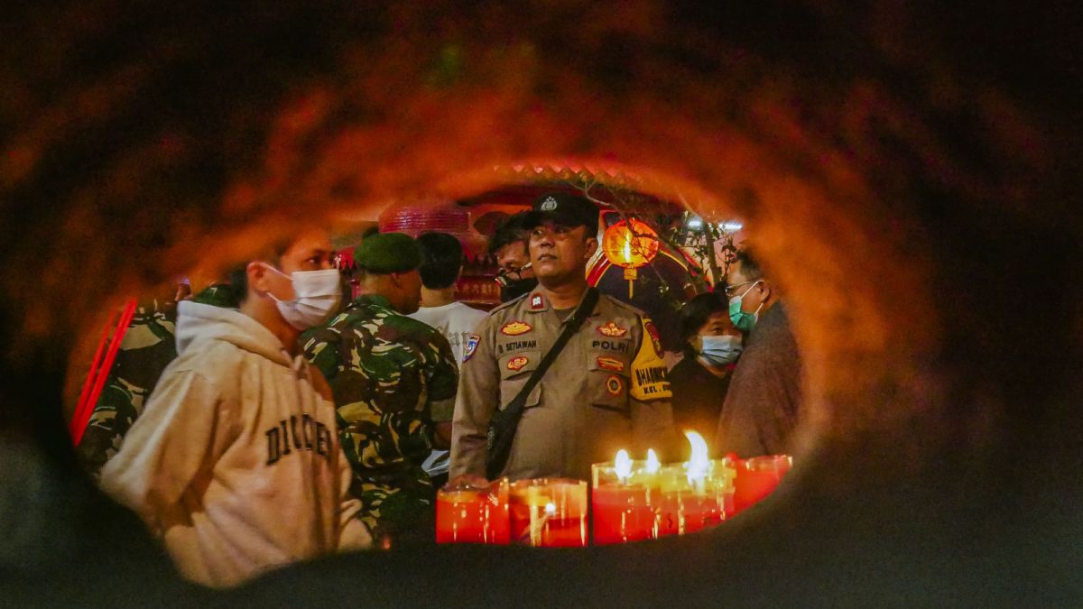 Polisi berjaga saat warga keturunan Tionghoa dari Jabodetabek mendatangi Vihara Boen Tek Bio untuk beribadah pada peringatan Tahun Baru Imlek 2023, Tangerang, Banten, Minggu (21/1/2023). [SuaraSerang/Wawan Kurniawan]