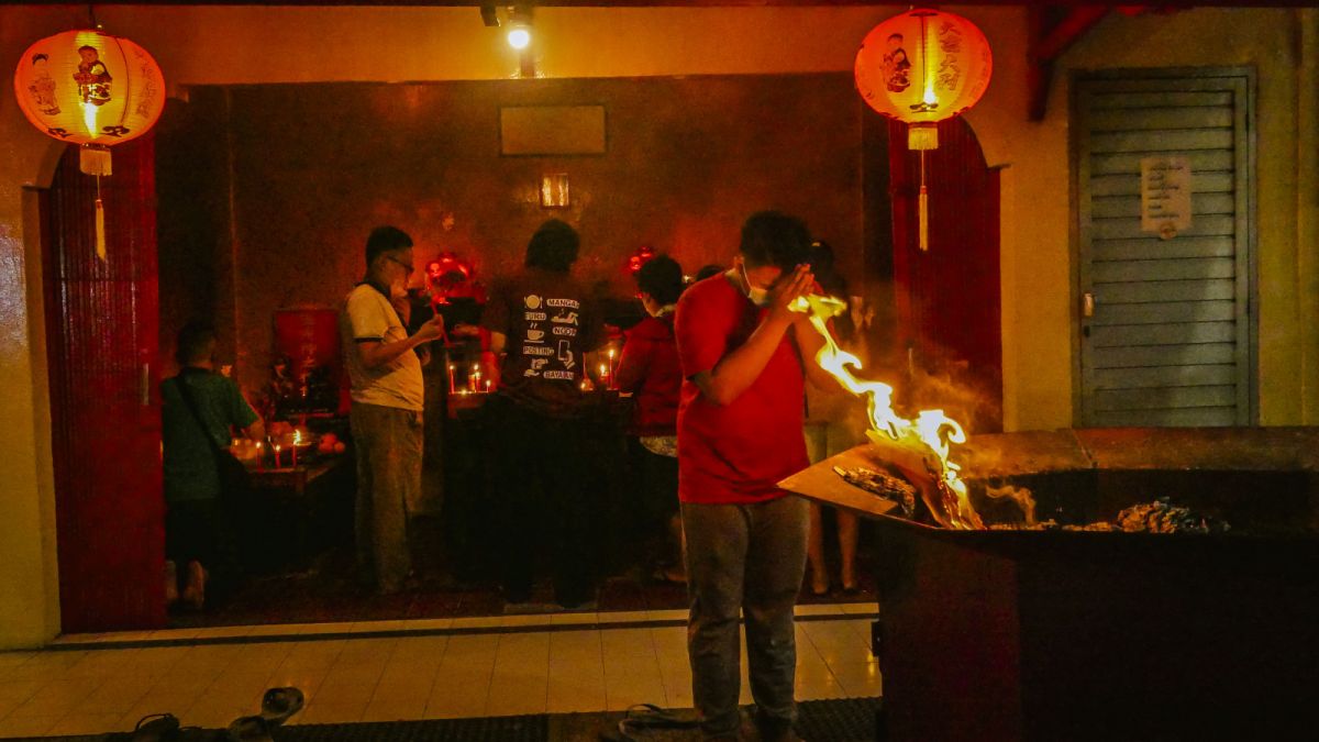 Warga keturunan Tionghoa dari Jabodetabek mendatangi Vihara Boen Tek Bio untuk beribadah pada peringatan Tahun Baru Imlek 2023, Tangerang, Banten, Minggu (21/1/2023). [SuaraSerang/Wawan Kurniawan]