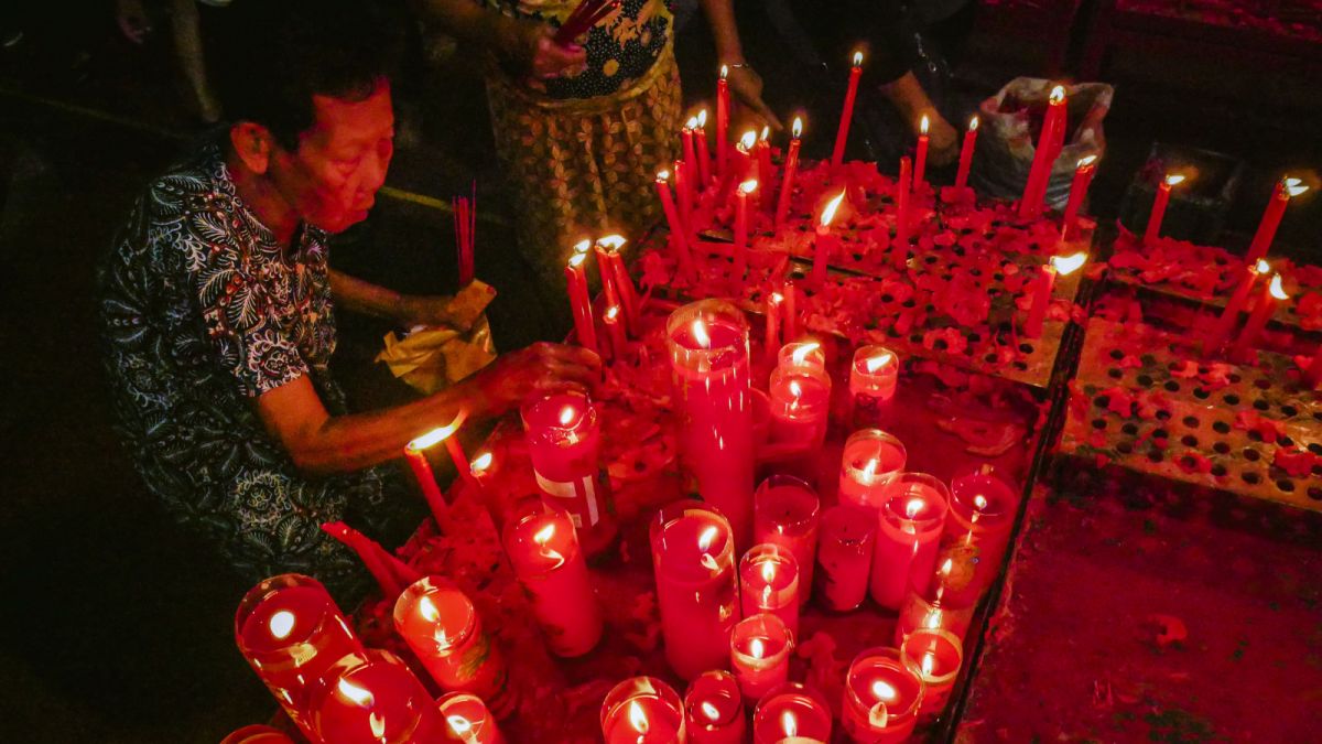 Warga keturunan Tionghoa dari Jabodetabek mendatangi Vihara Boen Tek Bio untuk beribadah pada peringatan Tahun Baru Imlek 2023, Tangerang, Banten, Minggu (21/1/2023). [SuaraSerang/Wawan Kurniawan]