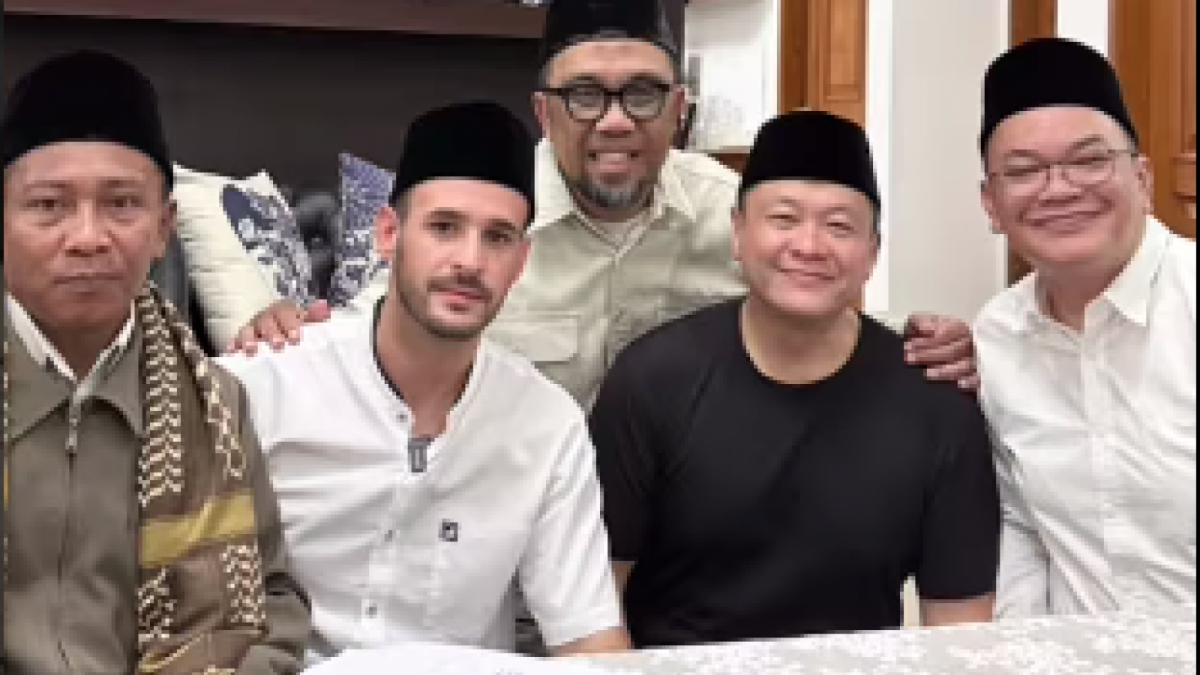 Tangkapan layar kekasih Nikita Mirzani, Antonio Dedola resmi menjadi seorang mualaf dengan masuk Islam. [Instagram/ Fitri Salhuteru]