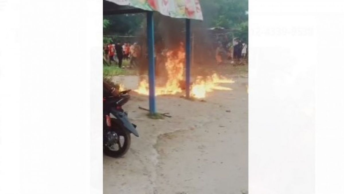 Wanita dibakar hidup-hidup setelah dituduh sebagai pelaku penculikan anak di Kota Sorong, Papua Barat. [SuaraSulsel.id/Istimewa]