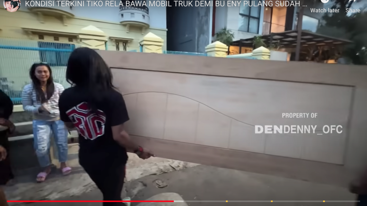 Para relawan yang membantu merenovasi rumah mewah Tiko dan ibu Eny saat akan dipasangkan daun pintu baru [youtube/Dendenny_ofc]