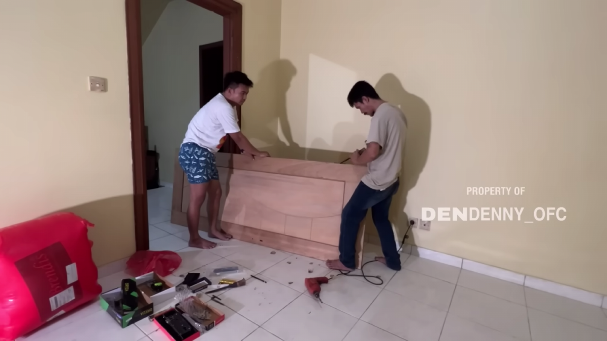 Para relawan yang membantu merenovasi rumah mewah Tiko dan ibu Eny saat akan dipasangkan daun pintu baru. [youtube/ DenDenny_ofc]