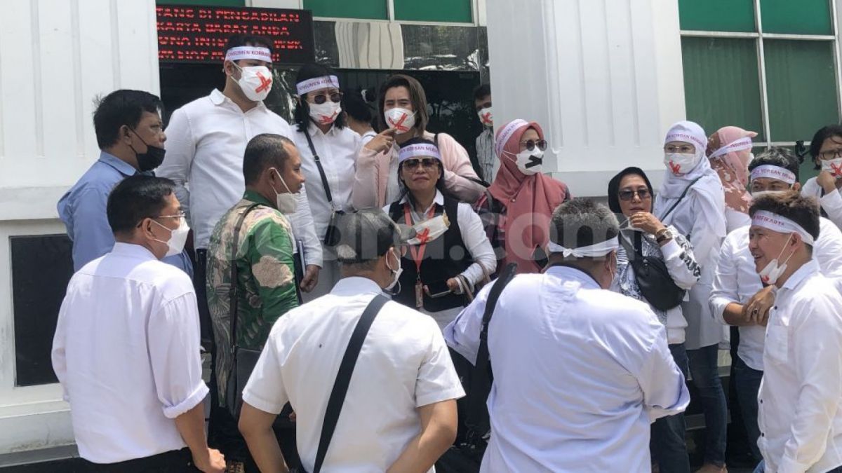 Belasan korban yang merupakan konsumen Meikarta menghadapi persidangan kasus perdata dugaan pencemaran nama baik di Pengadilan Negeri Jakarta Barat, pada Selasa (24/1/2023). [Suara.com/Faqih]