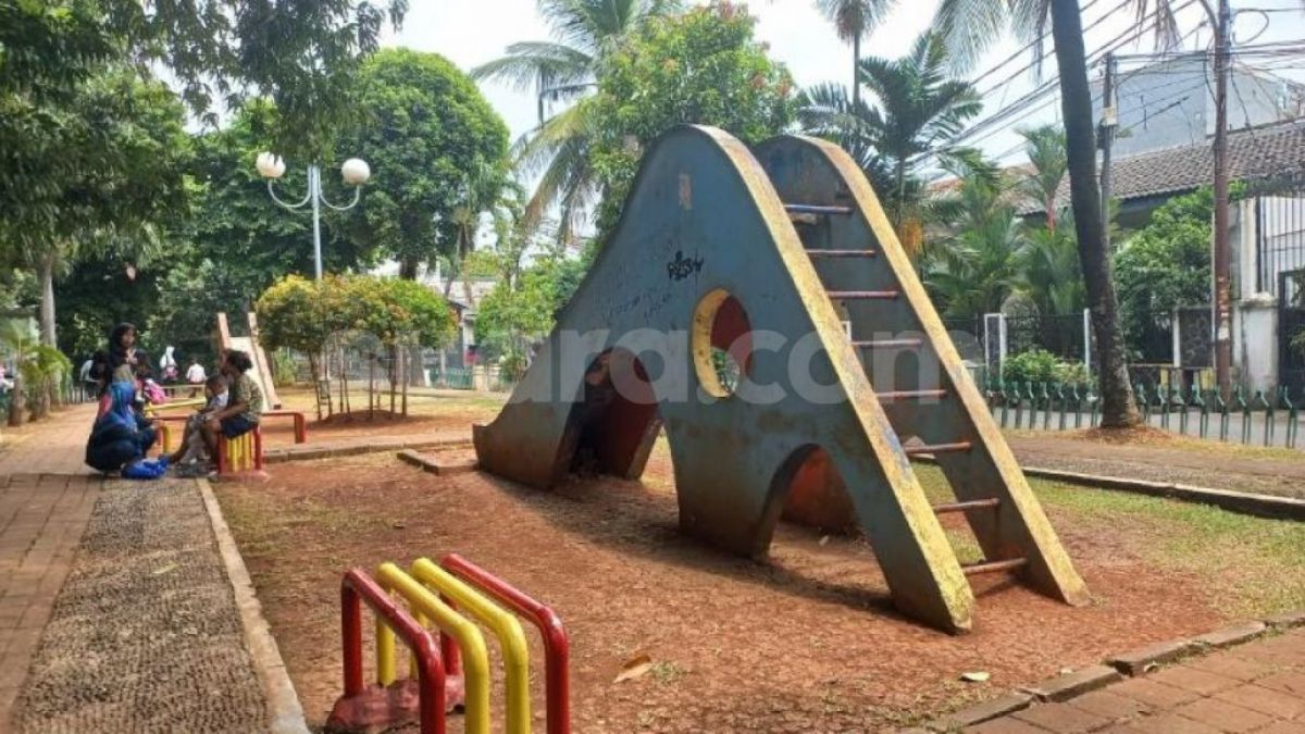 Penampakan taman di seberang SDN 05 Joglo Jakarta Barat yang sempat menjadi lokasi percobaan penculikan sejumlah siswa sepulang sekolah. [Suara.com/Faqih]