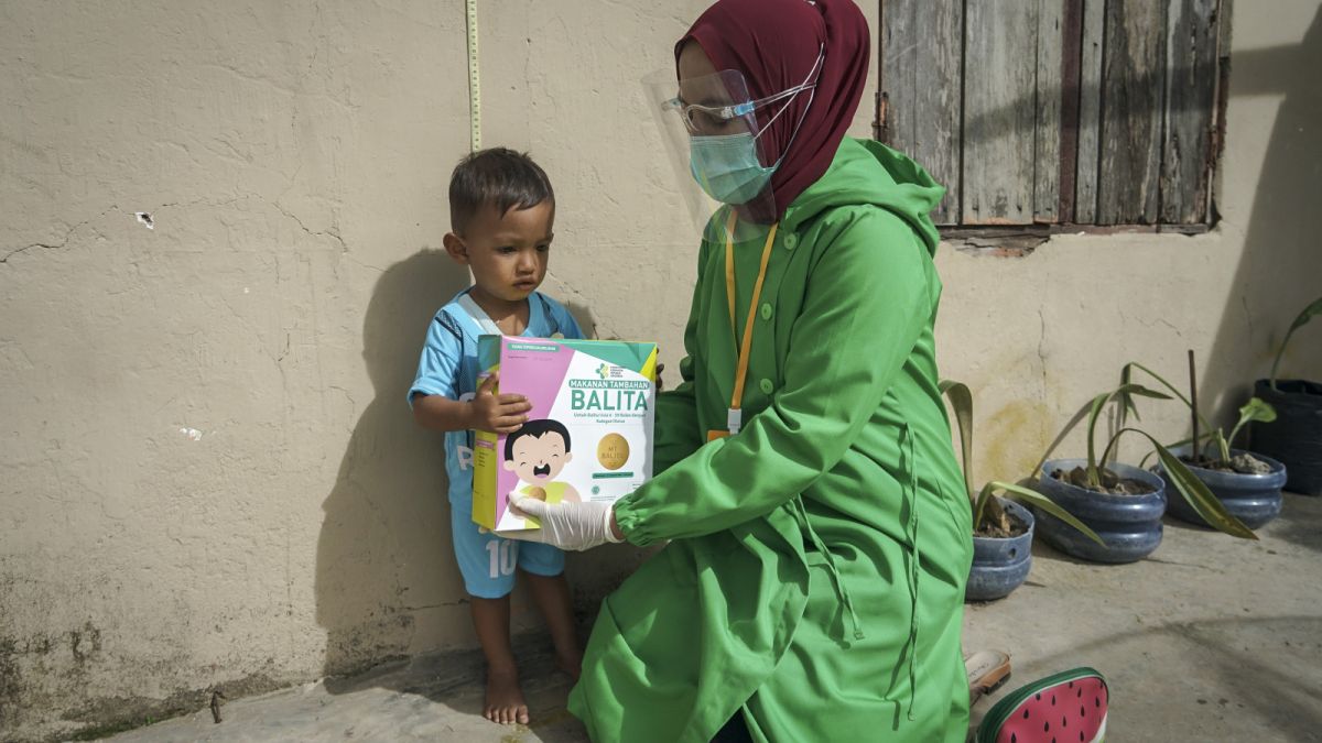 Ilustrasi petugas tenaga kesehatan dari puskesmas memberikan biskuit saat mekakuan kunjungan pemeriksaan rutin kepada anak yang menderita stunting di Muara Labuh, Solok Selatan, Sumatera Barat, (4/12/2020). [SuaraSerang/Wawan Kurniawan]