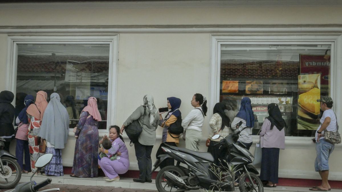 Warga yang rela mengantre untuk berbelanja di salah satu gerai Holland Bakery yang sedang diskon 45% dikawasan Perumnas 2, Karawaci, Tangerang, Banten, Sabtu (28/1/2023). [SuaraSerang/Wawan Kurniawan]
