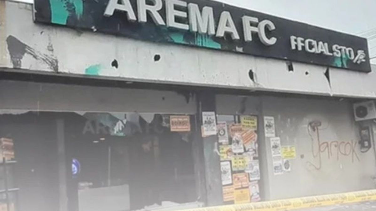 Polresta Malang pasang garis polisi di kantor sekaligus toko Arema FC yang dirusak massa [SS/citizenjournalis]