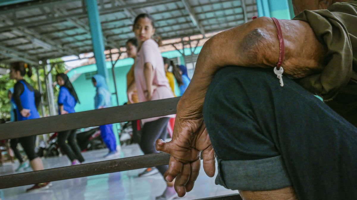 Activities of leprosy survivors mingling with residents in Leprosy Village, Neglasari, Tangerang City, Banten, Sunday (29/1/2023). [SuaraSerang/Wawan Kurniawan]