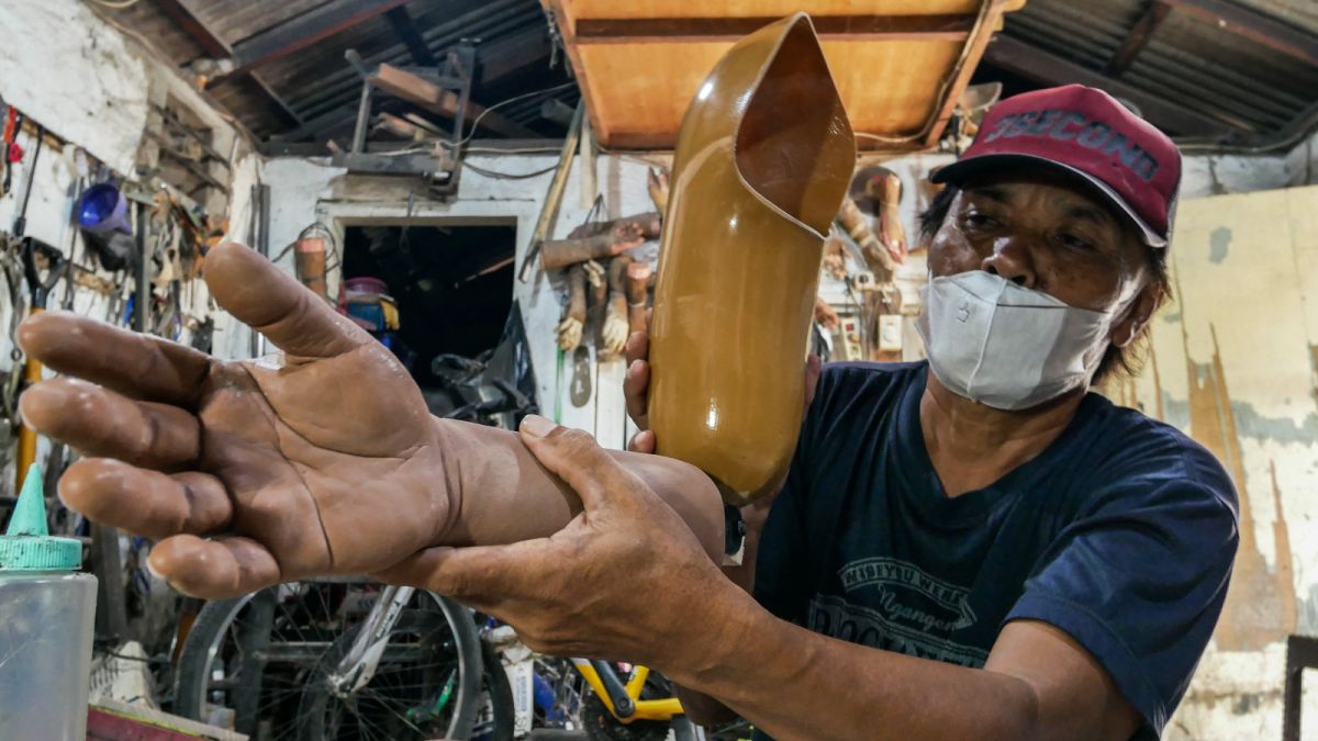 Seorang karyawan memperlihatkan produk tangan palsu di Sanggar Organ Prosthetic di Neglasari, Kota Tangerang, Banten, Minggu (29/1/2023). [SuaraSerang/Wawan Kurniawan]